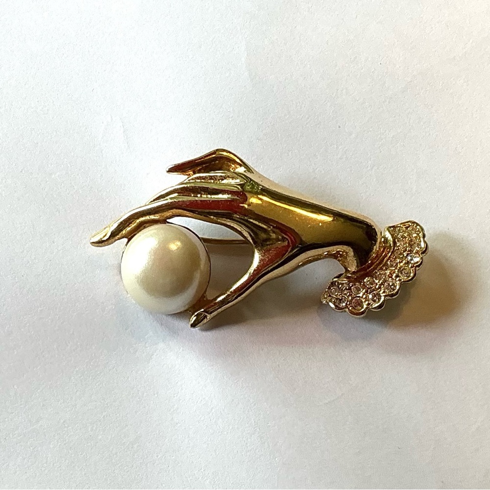 Vintage Stylish Gold Hand Brooch with Pearl and Rhinestone Accent
